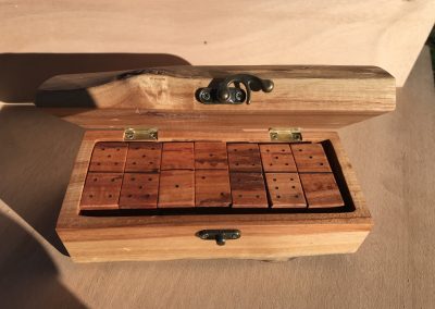 jeu de domino en bois dans une buche de bois sculptée